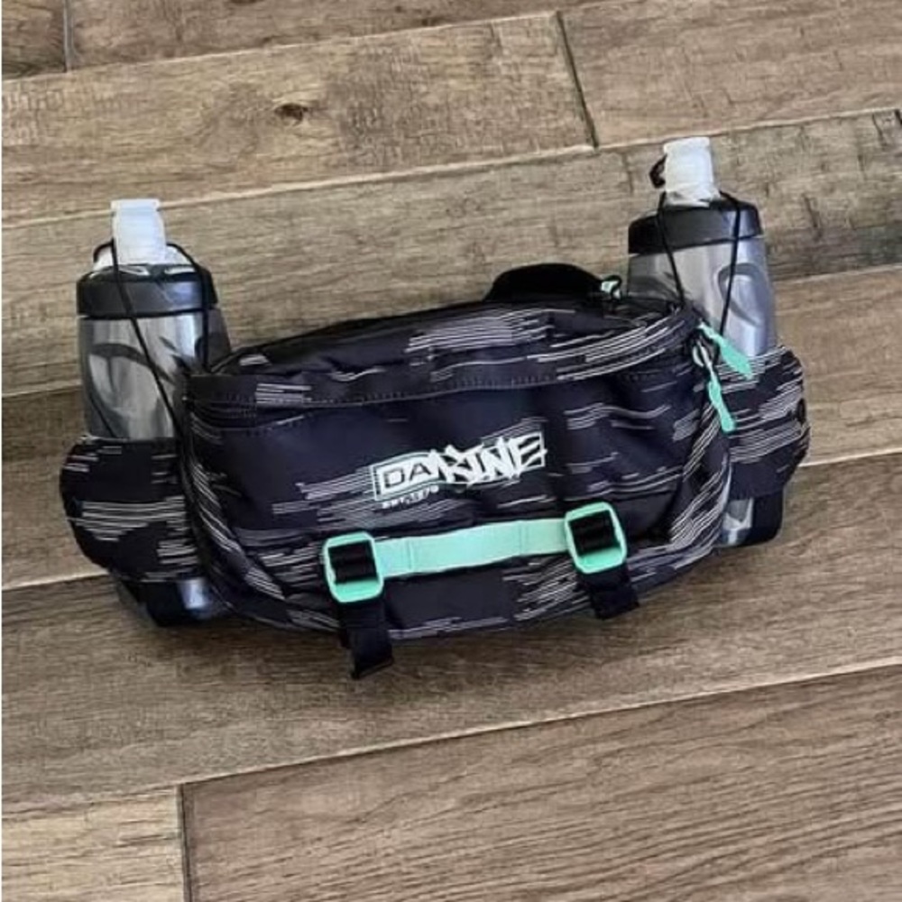 DAKINE HOT LAPS 2L WAIST/ HIP / FANNY PACK / BAG